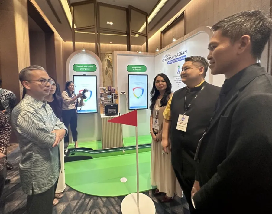 Bộ trưởng Truyền thông Malaysia tham quan khu vực trưng bày Scam Ready ASEAN